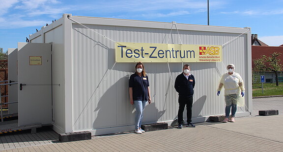 Testzentrum_Löbau_mit_Personal.JPG 